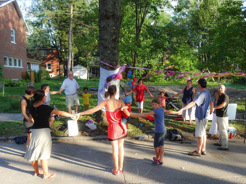 Des gens du quartier Saint-Sacrement se rassemblent pour protéger les arbres matures de la rue.