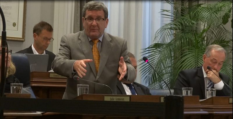 Régis Labeaume rassure les citoyens lors du conseil de Ville du 25 août 2014.