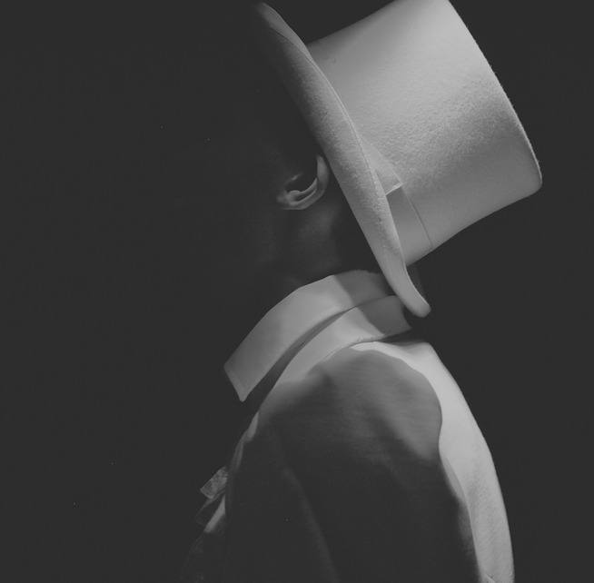 Pirate informatique avec un chapeau blanc
